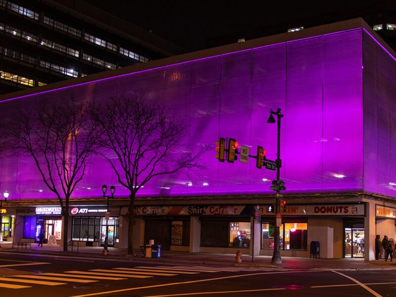 Oświetlona fasada z siatki nierdzewnej na Market Street, USA